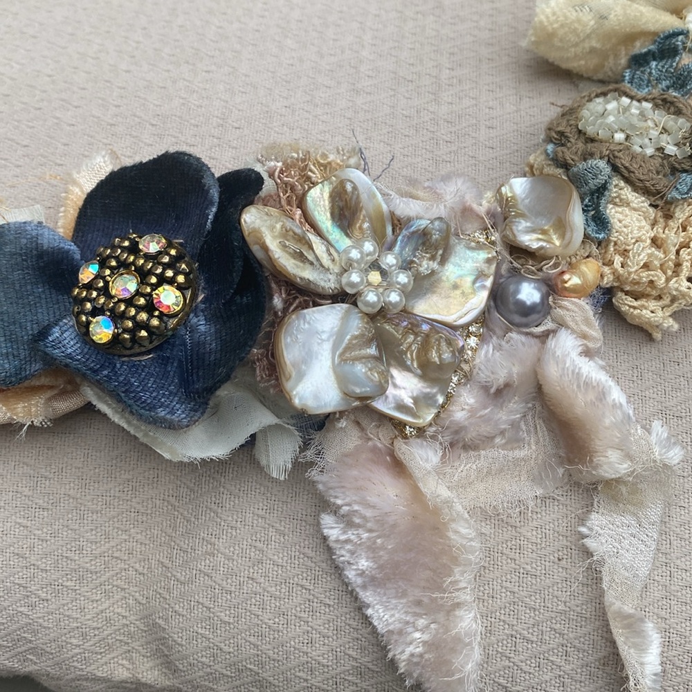 Exquisite jewelry designer handmade beaded necklace with silk velvet and pearls - Picture 3 of 8